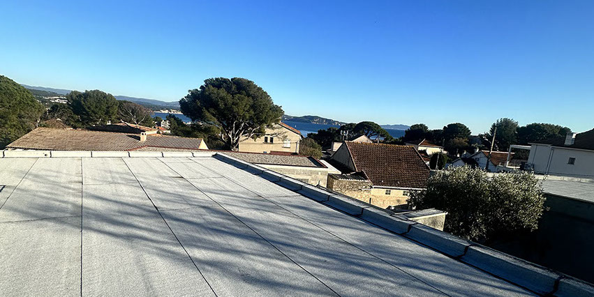 Pose d’une isolation polyuréthane épaisseur 120mm R=5,55 m2.K/w et d ‘une   Membrane d’étanchéité autocollante