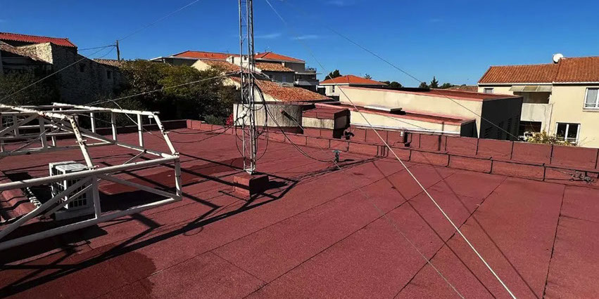 Pose d'un complexe d'étanchéité bi-couche et pose d'un carrelages sur plots réglables