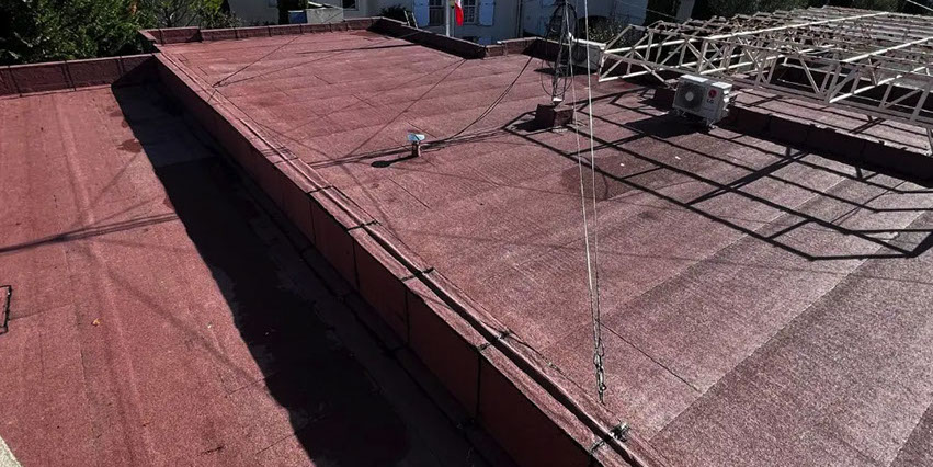 Pose d'un complexe d'étanchéité bi-couche et pose d'un carrelages sur plots réglables