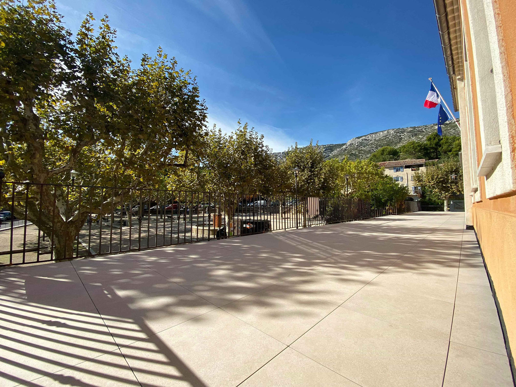 Réalisation d'un complexe d'étanchéité bicouche et pose d'un carrelage sur plots réglables.