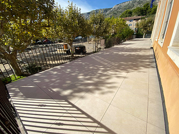 Pose d'un complexe d'étanchéité bi-couche et pose d'un carrelages sur plots réglables