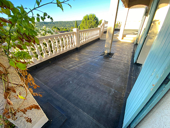 Pose d'un complexe d'étanchéité bicouche et pose d'un carrelage sur plots réglable