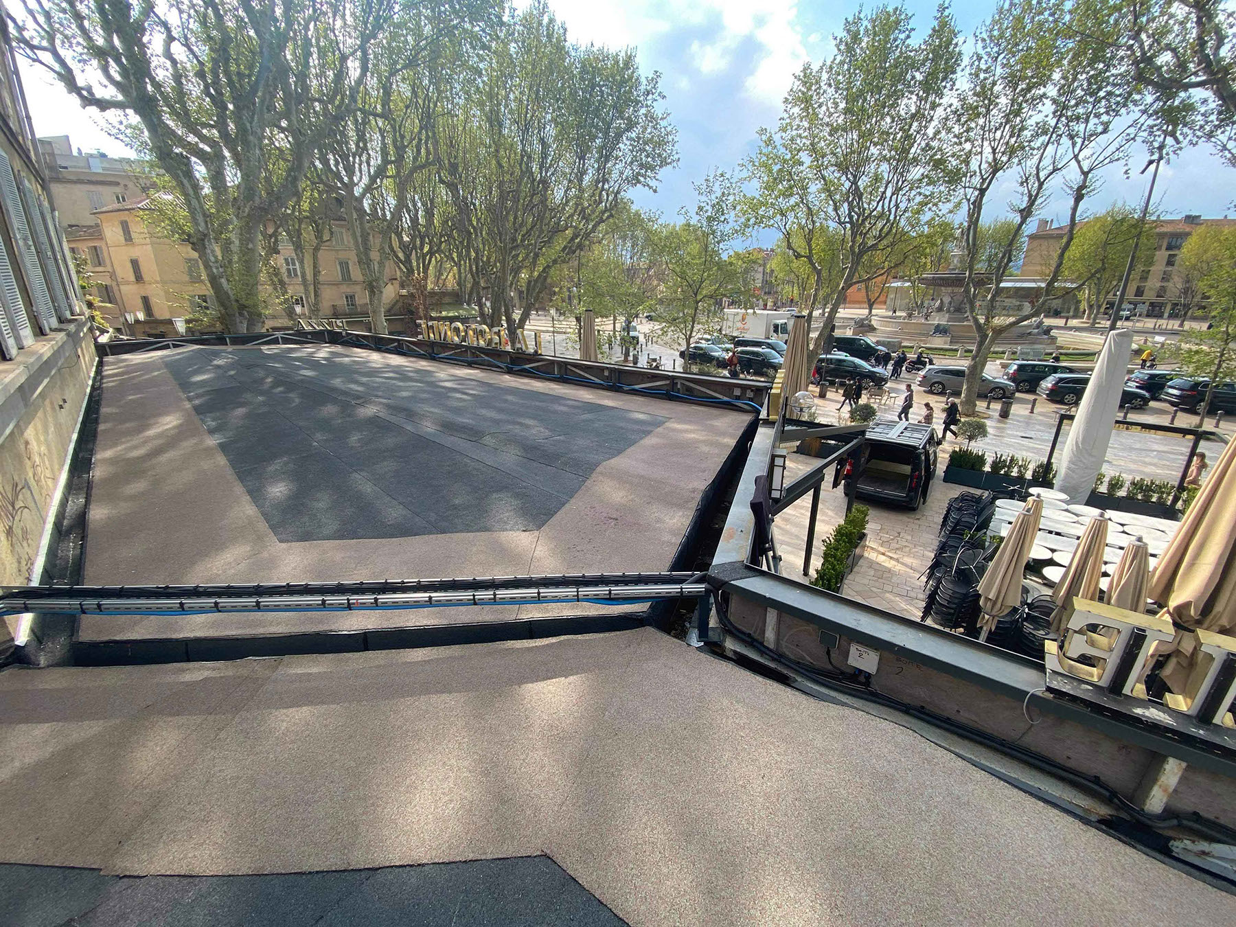 Réalisation d'un complexe d'étanchéité bicouche et pose d'un carrelage sur plots réglables.