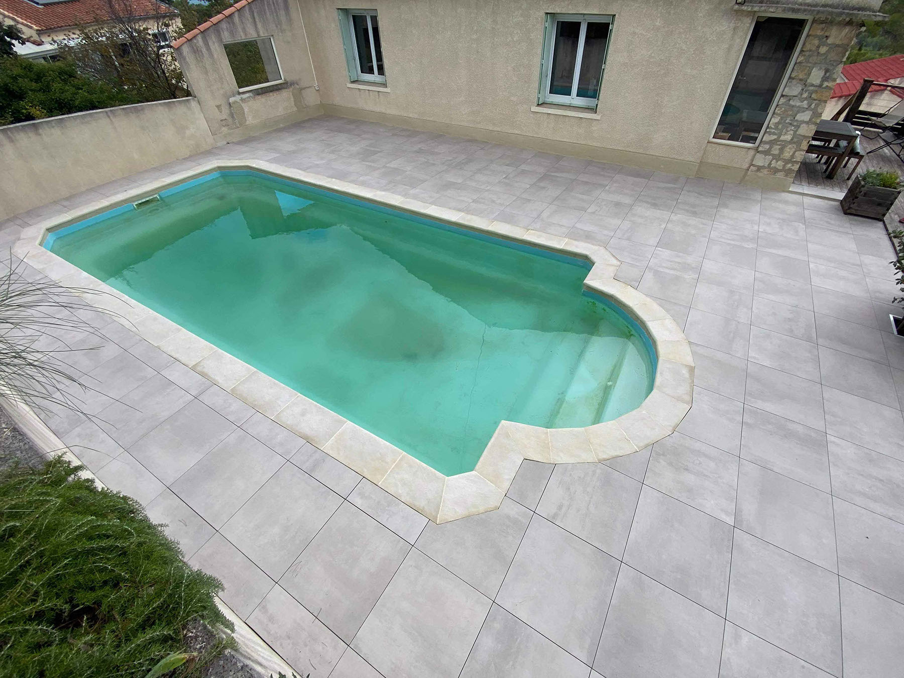 Réalisation d'un complexe d'étanchéité bicouche et pose d'un carrelage sur plots réglables.