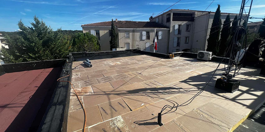 Pose d'un complexe d'étanchéité bi-couche et pose d'un carrelages sur plots réglables